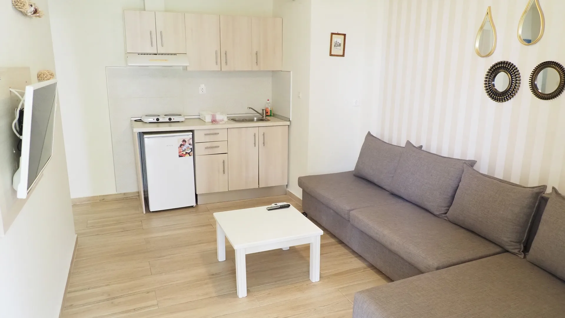 Tiara Holidays - Leonidas Apartments & Suites - One Bedroom Family Apartment Garden Front - living room
